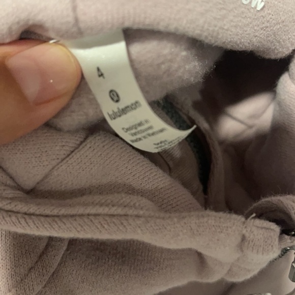 Lululemon Scuba Hoodie *Light Cotton Fleece
Purple ash size4 - Picture 5 of 8